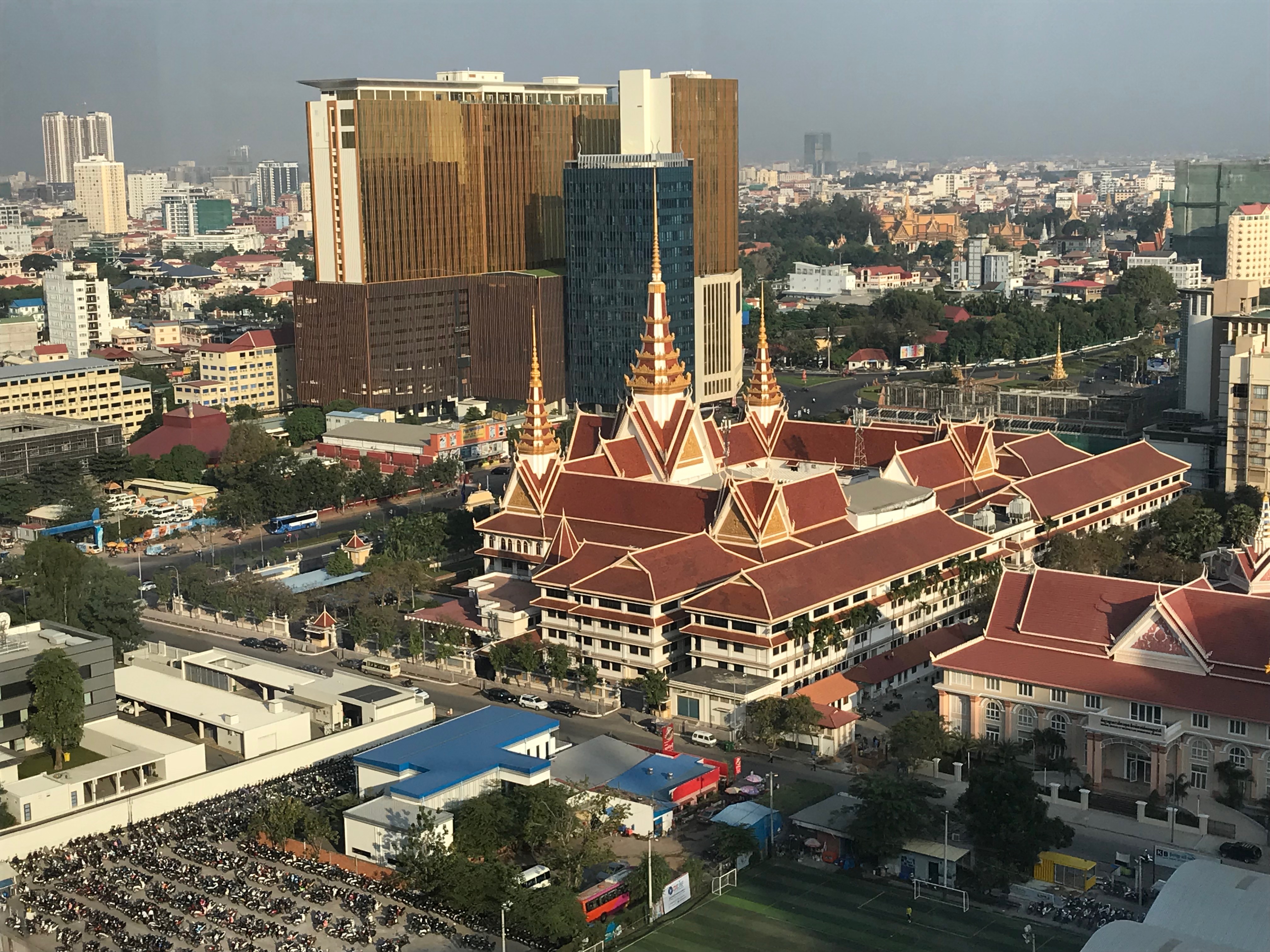 カンボジアの今の暮らし｜レディースパンツができるまで
