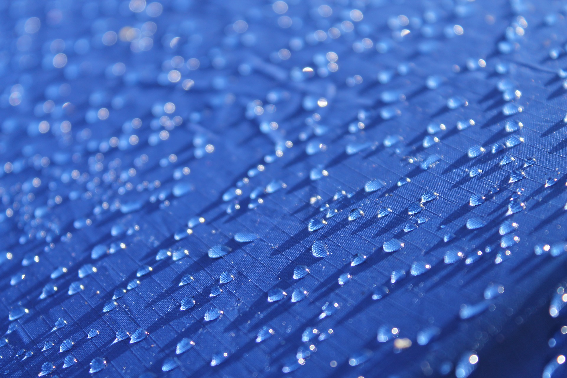 汗を素早く吸って、素早く乾かす「吸汗速乾」素材についてご紹介！